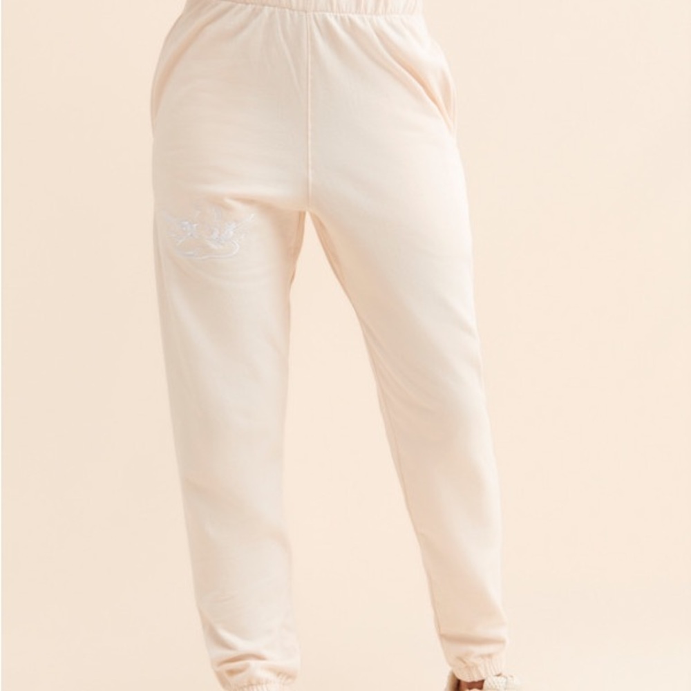 boys lie shoot your shot sweatpants small in beige